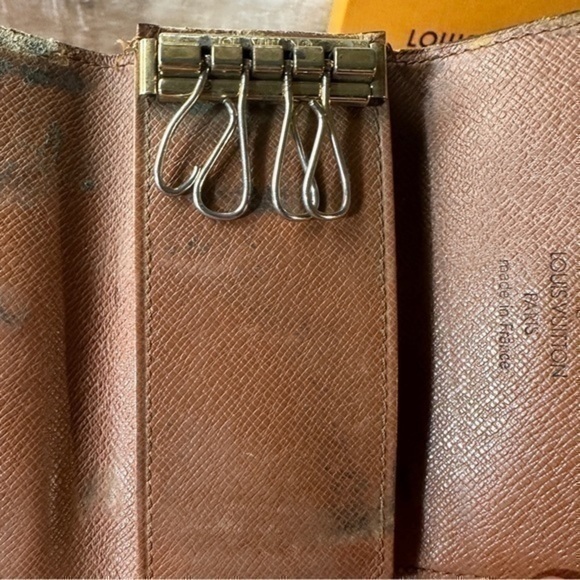 Louis Vuitton Monogram 4 ring key holder
*  *Guaranteed AUTHENTIC - Picture 9 of 12